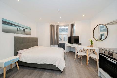 Studio to rent, Finborough Road, London SW10