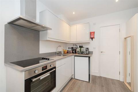 Studio to rent, Finborough Road, London SW10