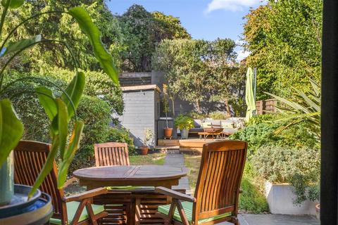 2 bedroom flat for sale, Thorney Hedge Road, London, W4