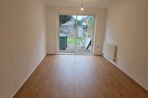 3 bedroom semi-detached house to rent, Colesbourne Road, Solihull B92