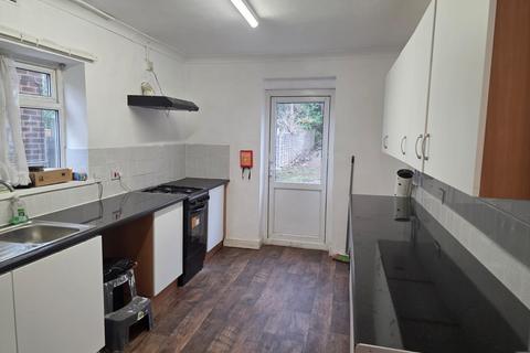 3 bedroom semi-detached house to rent, Colesbourne Road, Solihull B92