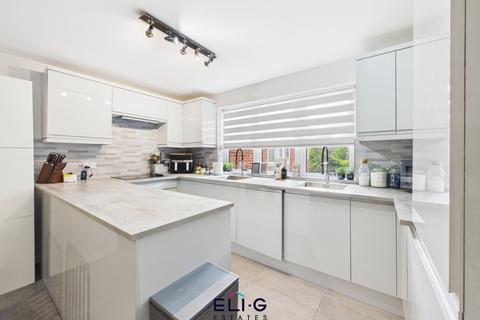 2 bedroom flat for sale, Lakeside Lodge, Bridge Lane, London NW11 9LA