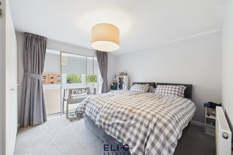 2 bedroom flat for sale, Lakeside Lodge, Bridge Lane, London NW11 9LA
