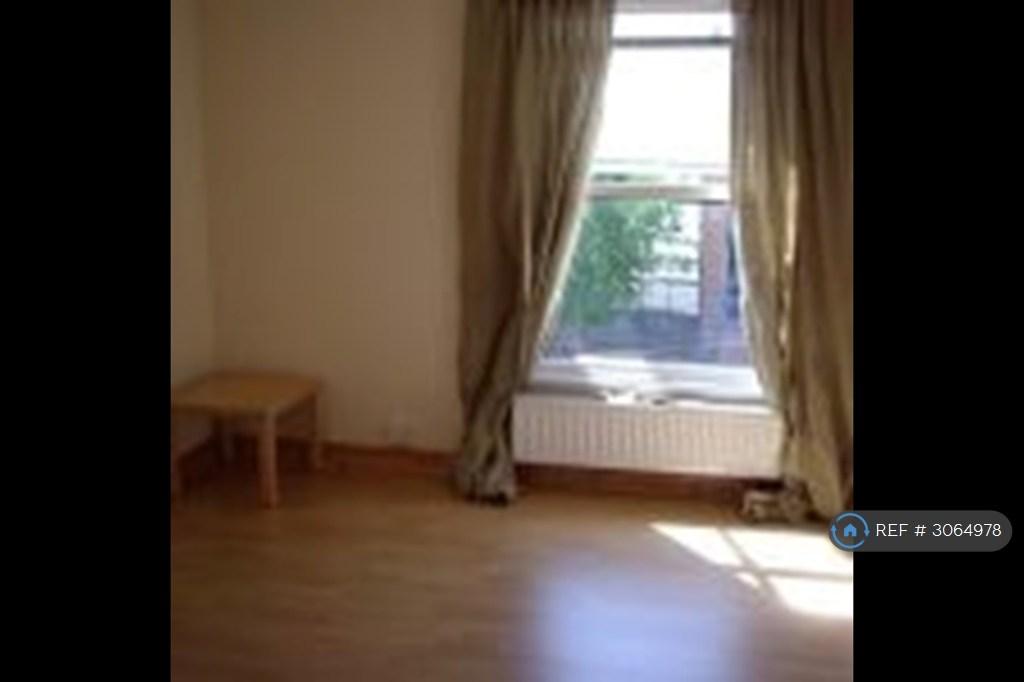 Apartment in Reading - View 4