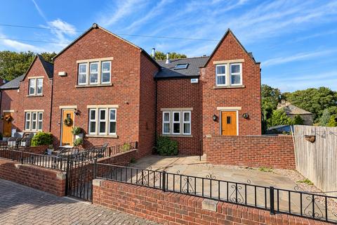 2 bedroom townhouse for sale, St Johns Close, Cleckheaton, BD19