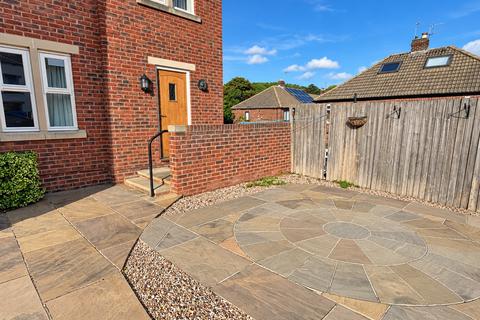 2 bedroom townhouse for sale, St Johns Close, Cleckheaton, BD19