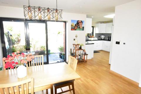 4 bedroom semi-detached house for sale, Kings Way, Harrow