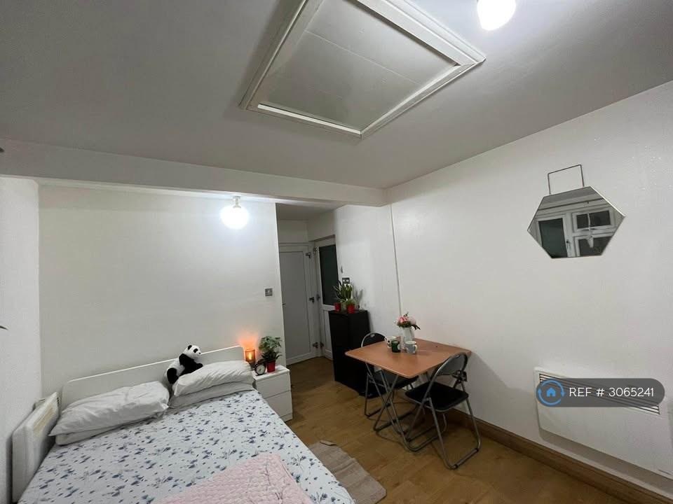 Apartment in Ilford - View 3