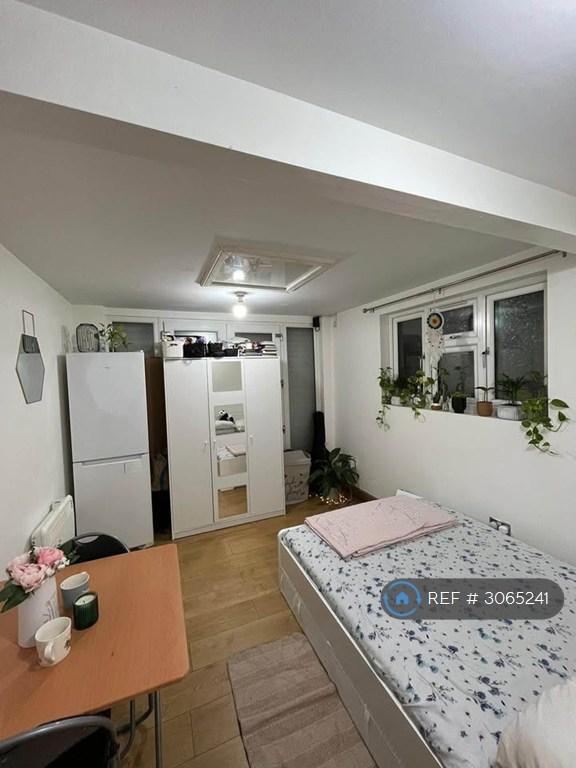 Apartment in Ilford - View 4