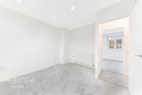 3 bedroom flat for sale, Templecombe Road, London