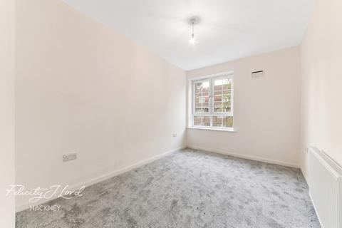 3 bedroom flat for sale, Templecombe Road, London