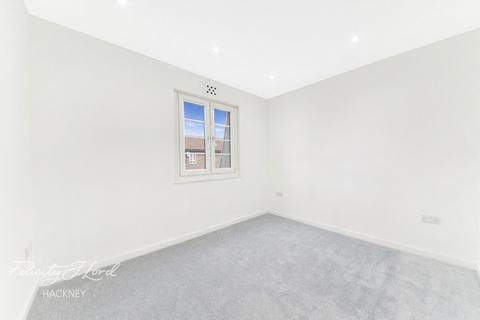 3 bedroom flat for sale, Templecombe Road, London