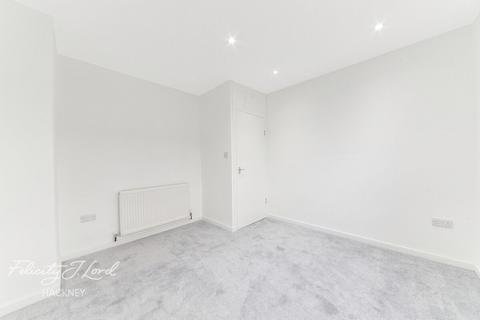 3 bedroom flat for sale, Templecombe Road, London