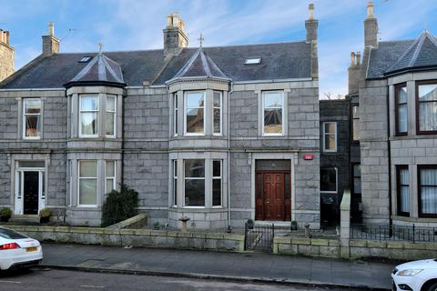 5 bedroom semi-detached house for sale