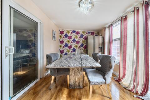 3 bedroom end of terrace house for sale, Chatfield Way, Basildon, SS13