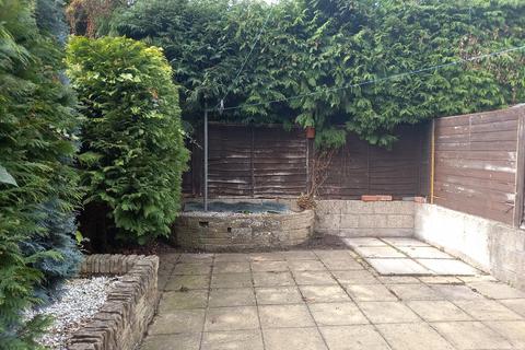 3 bedroom semi-detached house to rent, Lawrence Street, NEWARK, NG24