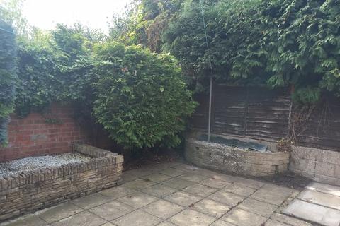 3 bedroom semi-detached house to rent, Lawrence Street, NEWARK, NG24