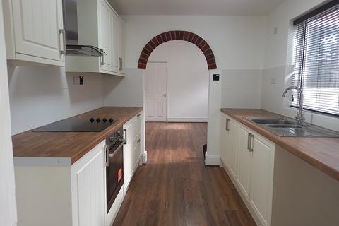3 bedroom semi-detached house to rent, Lawrence Street, NEWARK, NG24