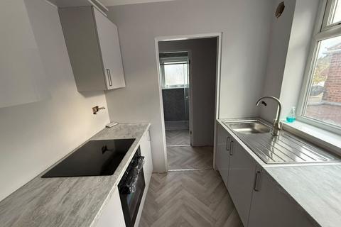 2 bed flat/apartment for rent in Fairview Road, Wolverhampton, WV11