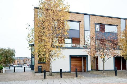 4 bedroom terraced house to rent, Basin Approach, London, E14