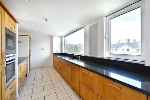 4 bedroom terraced house to rent, Basin Approach, London, E14