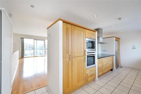 4 bedroom terraced house to rent, Basin Approach, London, E14