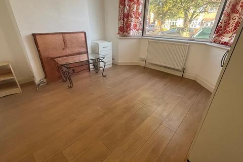 3 bedroom semi-detached house to rent, Dorchester Waye, Hayes, UB4 0HY