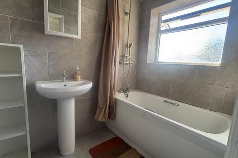 3 bedroom semi-detached house to rent, Dorchester Waye, Hayes, UB4 0HY
