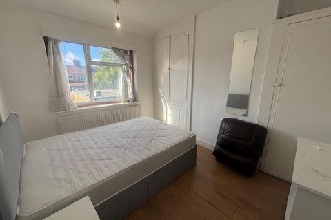 3 bedroom semi-detached house to rent, Dorchester Waye, Hayes, UB4 0HY