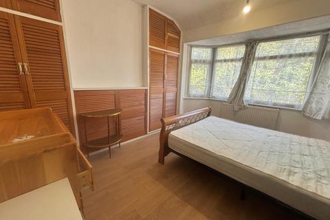 3 bedroom semi-detached house to rent, Dorchester Waye, Hayes, UB4 0HY