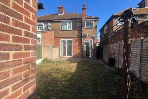 3 bedroom semi-detached house to rent, Dorchester Waye, Hayes, UB4 0HY