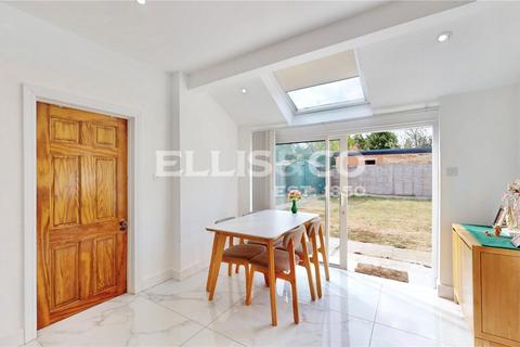 4 bedroom bungalow to rent, Beechcroft Gardens, Wembley, HA9