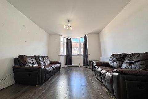 3 bedroom terraced house to rent, Southern Way, Romford RM7