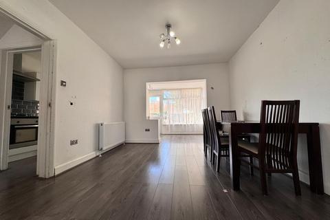 3 bedroom terraced house to rent, Southern Way, Romford RM7