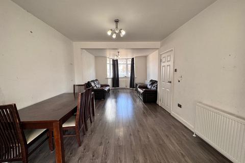 3 bedroom terraced house to rent, Southern Way, Romford RM7