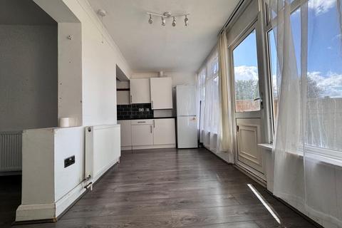 3 bedroom terraced house to rent, Southern Way, Romford RM7