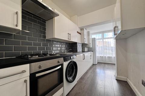 3 bedroom terraced house to rent, Southern Way, Romford RM7