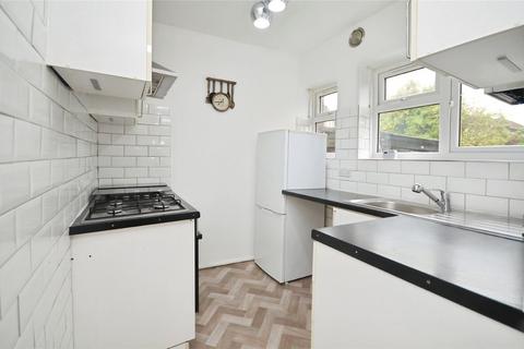 2 bedroom apartment to rent, High Street, Hornchurch, Essex, RM12