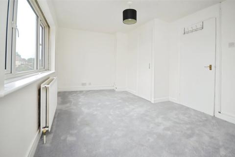 2 bedroom apartment to rent, High Street, Hornchurch, Essex, RM12