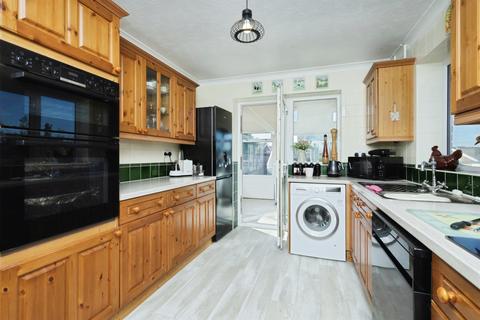 2 bedroom detached bungalow for sale, Milland Road, Hailsham