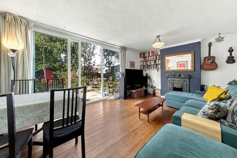 3 bedroom flat for sale, Ewen Crescent, London SW2