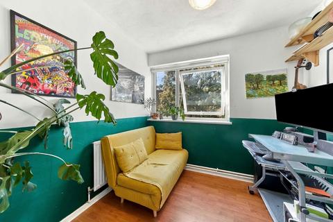 3 bedroom flat for sale, Ewen Crescent, London SW2