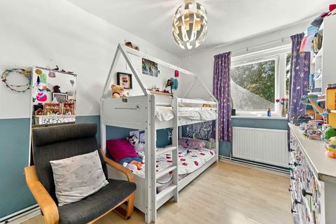 3 bedroom flat for sale, Ewen Crescent, London SW2