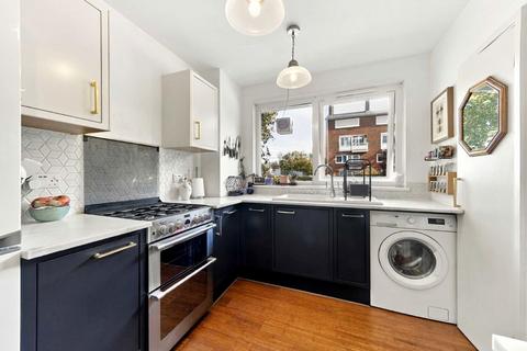 3 bedroom flat for sale, Ewen Crescent, London SW2