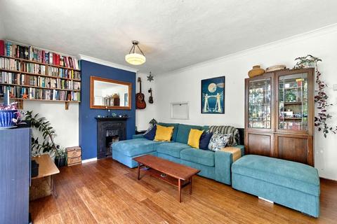 3 bedroom flat for sale, Ewen Crescent, London SW2