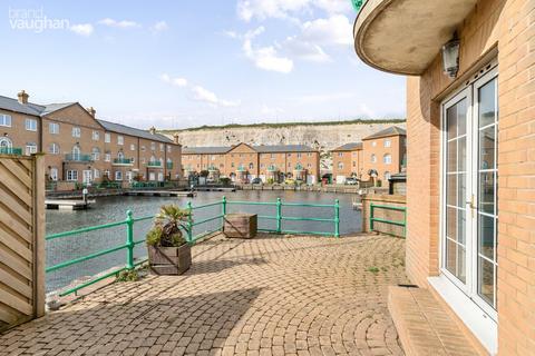 2 bedroom flat to rent, Wellington Court, Brighton BN2