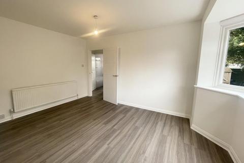 2 bedroom flat to rent, Well Close, Ruislip