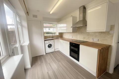 2 bedroom flat to rent, Well Close, Ruislip