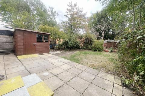 2 bedroom flat to rent, Well Close, Ruislip