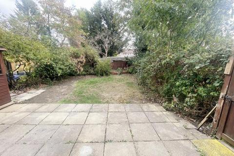 2 bedroom flat to rent, Well Close, Ruislip